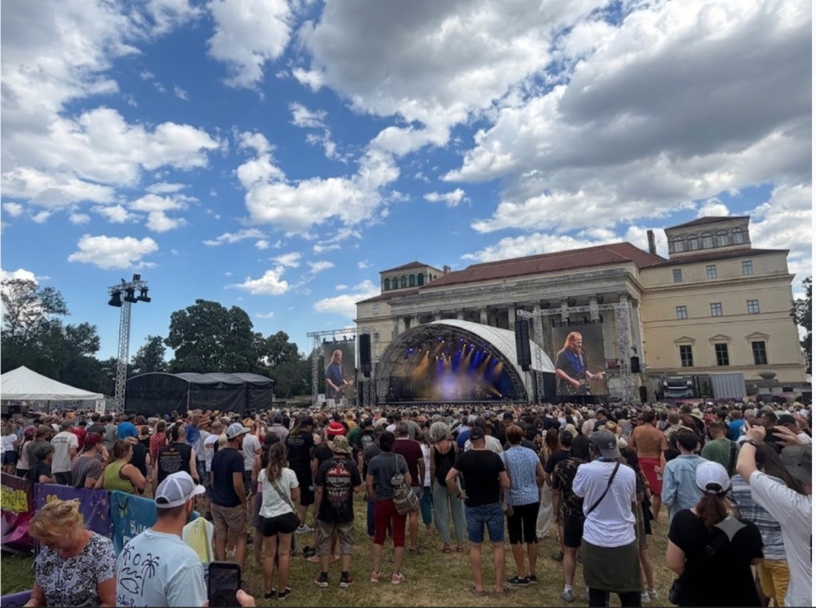 Eventpersonal am Lovely Days Festival im Schlosspark Esterházy, 7000 Eisenstadt - Bühne vor Schloss Esterházy mit Publikum